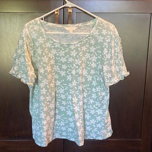 Floral women’s short sleeve shirt. EUC, only worn a few times. Size L